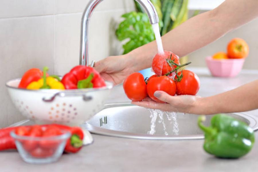 repare y limpie cuidadosamente los alimentos