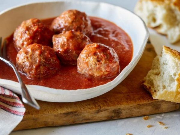 Albondigas de pescado en salsa de pimenton y tomate e1606608536498 Merca2.es