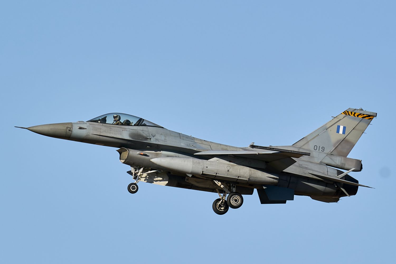 EuropaPress_4267937_avion_general_dynamics_f_16_grecia_realiza_practicas_maniobras_aereas