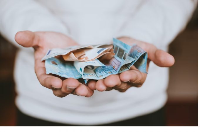 dinero manos Merca2.es