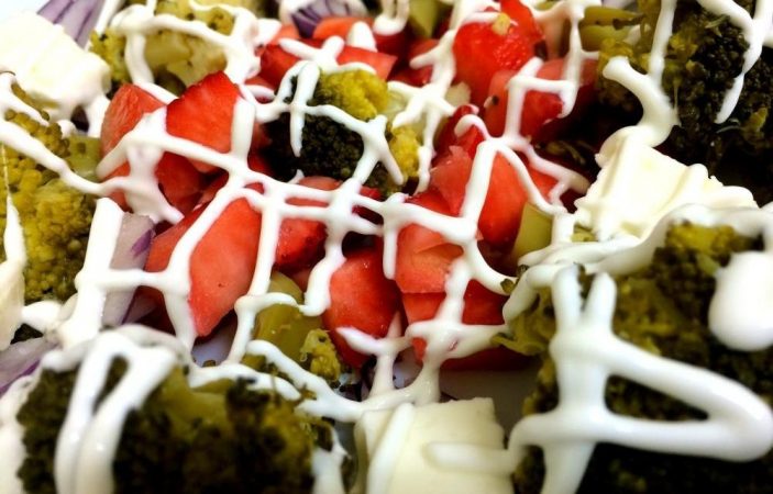 ensalada de brocoli queso feta y fresas con salsa de yogur griego 0 Merca2.es