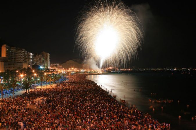 Cuándo es la noche de San Juan y en qué Comunidades es festivo 57 Merca2.es fuegos artificiales Merca2.es
