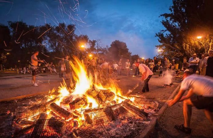 Cuándo es la noche de San Juan y en qué Comunidades es festivo 55 Merca2.es hogueras de san juan Merca2.es