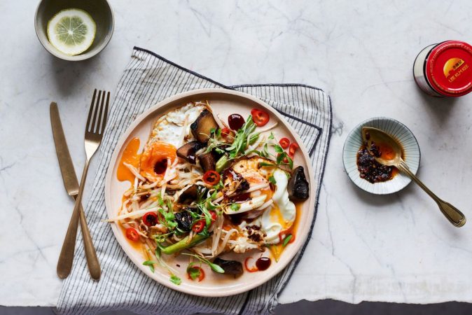 huevos rotos con champi ones brotes de soja y cebolletas de gizzi erskine Merca2.es