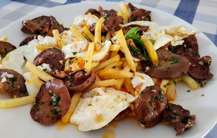 huevos rotos con setas al ajillo Merca2.es