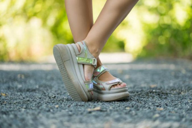 Los peligros para tu salud de usar sandalias con plataforma 49 Merca2.es las sandalias provocan deformidad en el pie