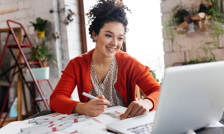 mujer ordenador Merca2.es