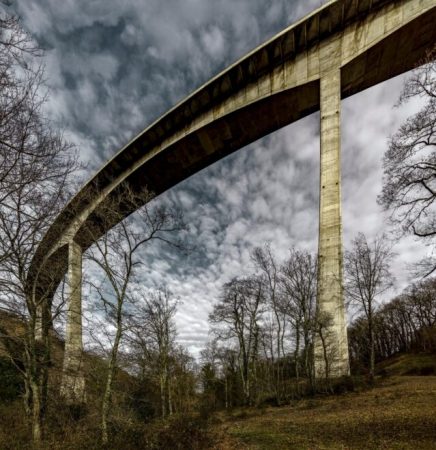 Ferrovial: un viaje a lo largo de sus obras en la mirada de José Manuel Ballester 1 Merca2.es viaducto Merca2.es