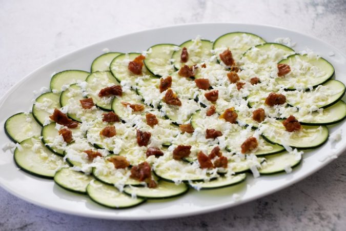 Cómo hacer espaguetis de calabacín con salsa pesto roja y queso mozzarella 