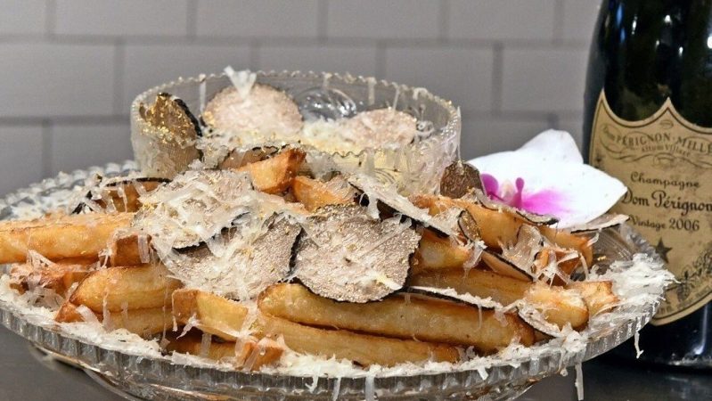 Oro comestible y ralladura de queso pecorino