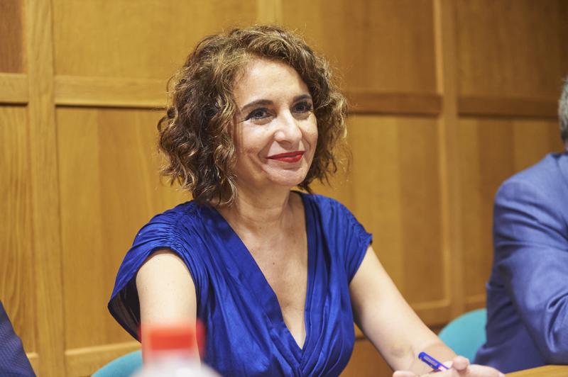 Montero dice que el Gobierno está dispuesto a contribuir al pacto de rentas