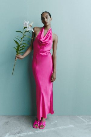 Vestido satinado fucsia de Zara
