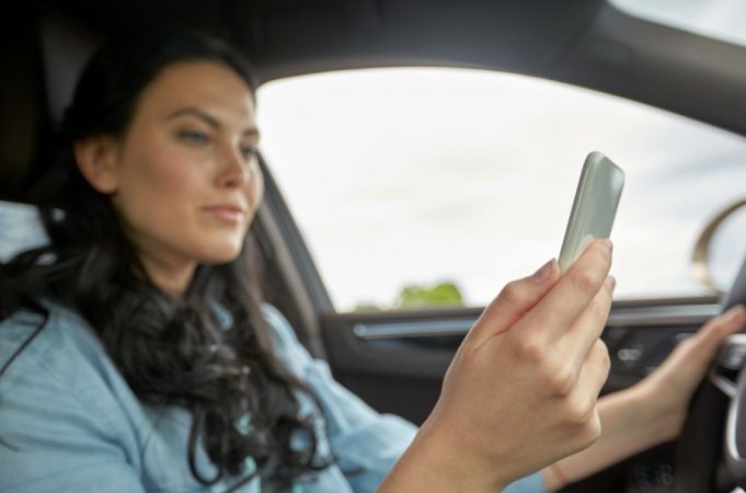 Las multas más típicas de la DGT en verano: Conducir con chanclas, sin camiseta…