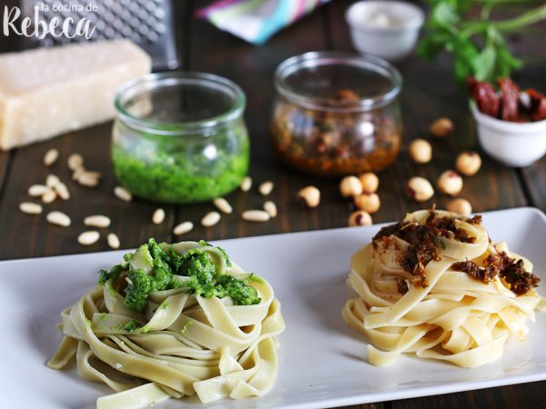 Cómo hacer espaguetis de calabacín con salsa pesto roja y queso mozzarella 