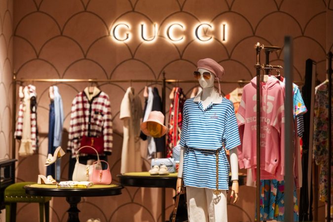 La matriz de Gucci y Saint Laurent respira: mejora ventas y da señales de recuperación en el lujo mundial 3 Merca2.es EZ53SG4XLFC27IA3RWEGDLL7HE Merca2.es