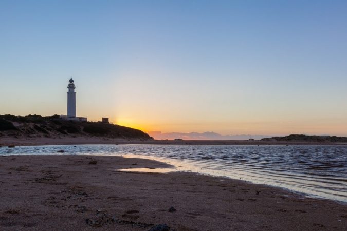 Playa del Faro de Trafalgar al atardecer Merca2.es
