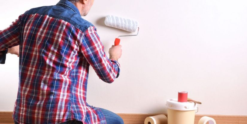 bigstock man kneeling on a parquet floo 281032585 5 1242x621 Merca2.es