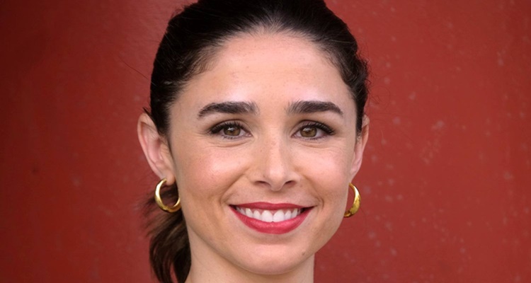 Candela Serrat Julia Servir y proteger