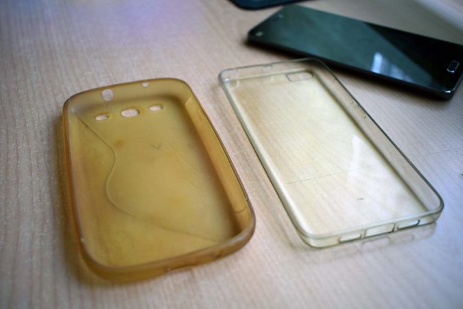 El truco definitivo para que tu funda del móvil vuelva a ser transparente 37 Merca2.es Limpiar la carcasa con lejía