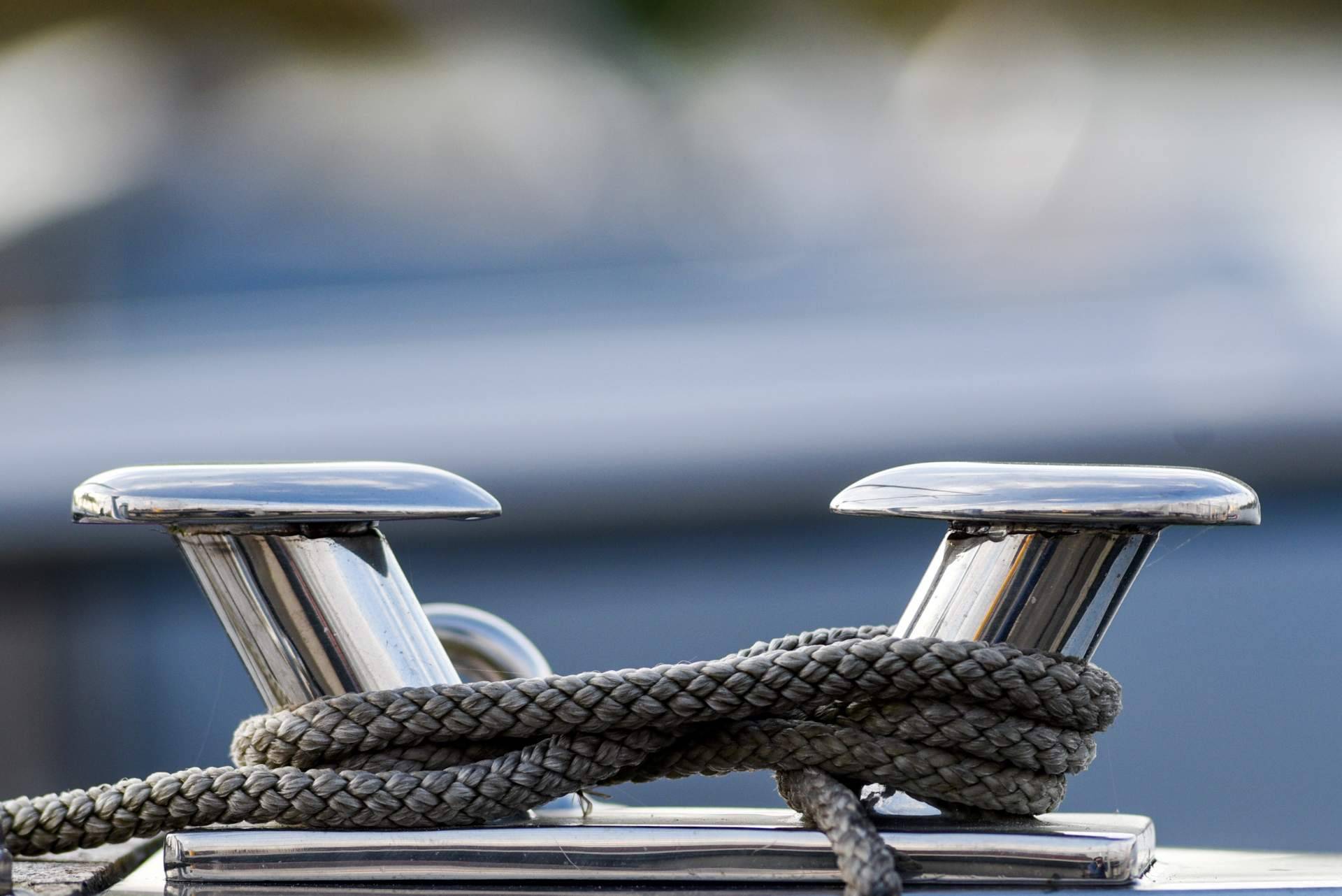 Accesorios fundamentales para embarcaciones como bitas, en Nova Argonautica