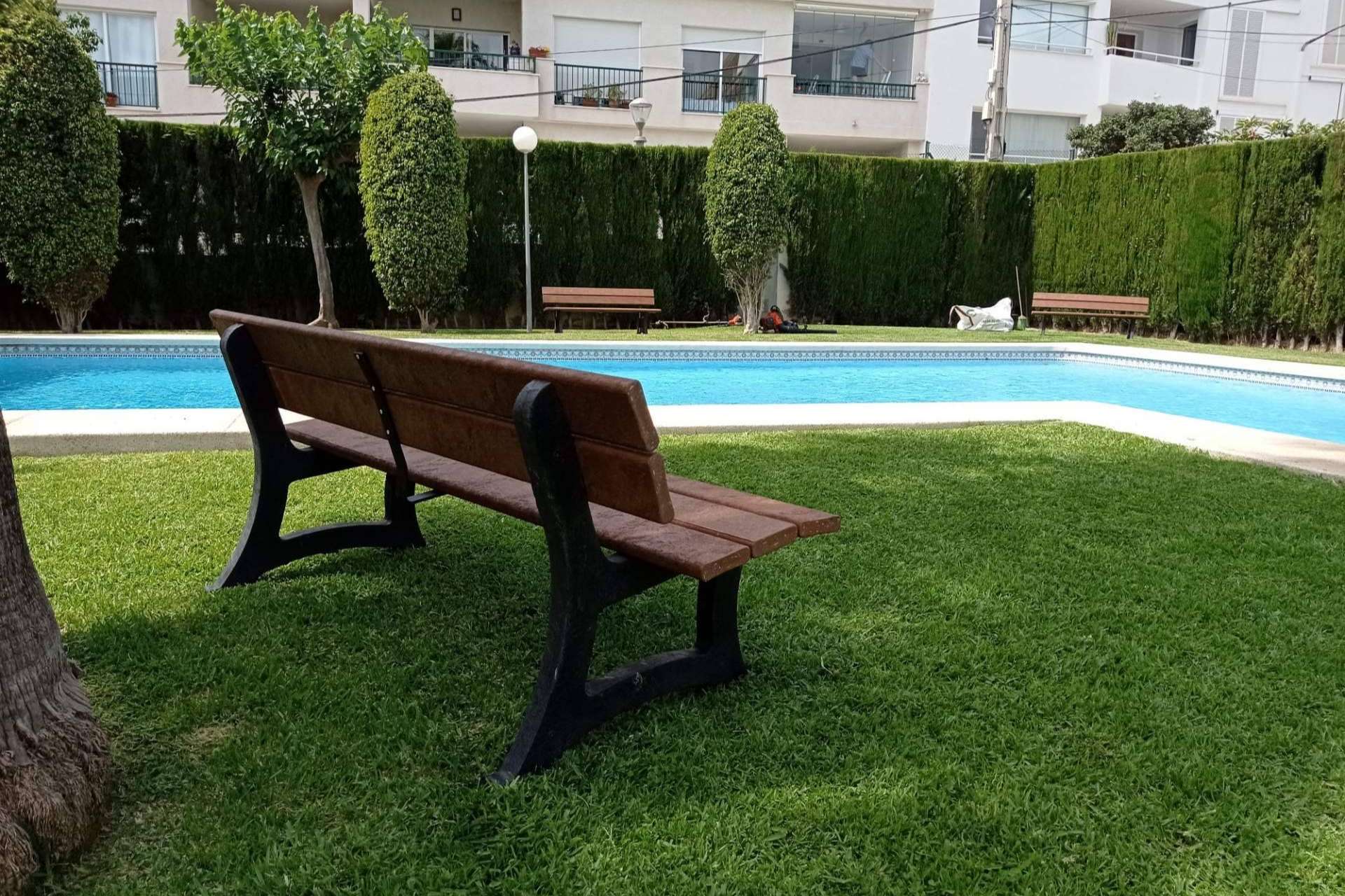 Abadecom proporciona bancos de plástico reciclado para el uso urbano