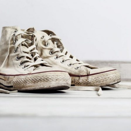 limpiar zapatillas blancas sucias scaled 1 Merca2.es