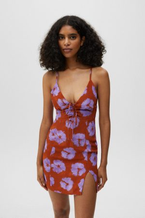 Vestido corto con flores de Pull&Bear