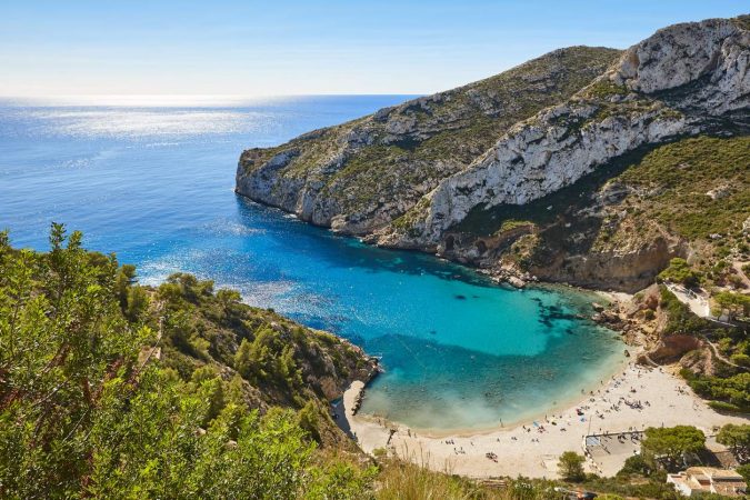 Playas de España con cuevas increíbles en las que te puedes bañar 