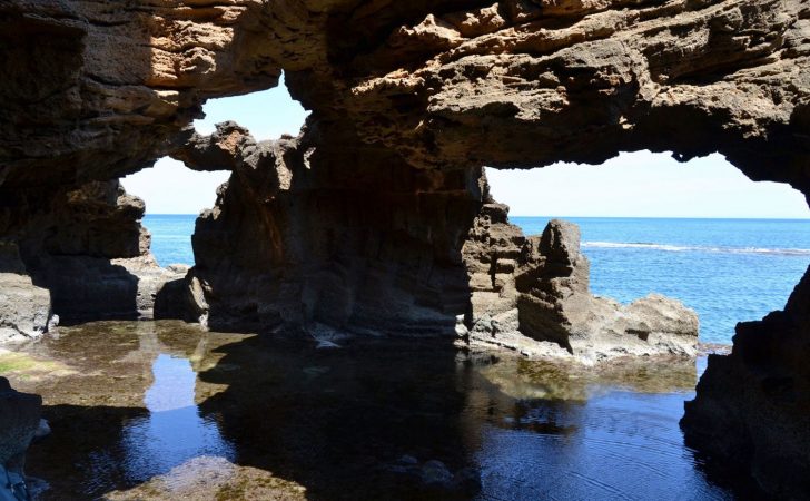 Playas de España con cuevas increíbles en las que te puedes bañar 