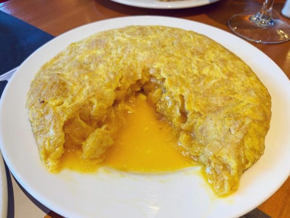 Así se hace la tortilla de patatas de Betanzos para que te quede genial 78 Merca2.es 82522364 6BAE 4B6D 92FE 147325FC6726 750x565 1 Merca2.es