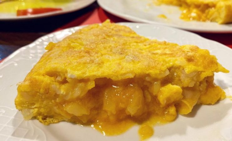 Así se hace la tortilla de patatas de Betanzos para que te quede genial 81 Merca2.es A31D4DE0 6E06 42C3 8D5A B68A72CF5E30 e1583711027204 750x456 1 Merca2.es