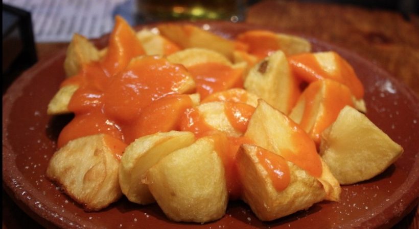 Patatas bravas con salsa casera Merca2.es