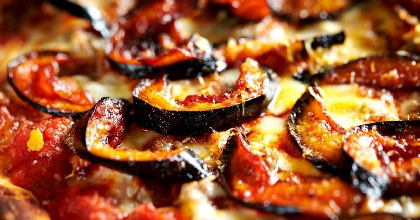 Pizza con salsa de tomate y berenjenas Merca2.es