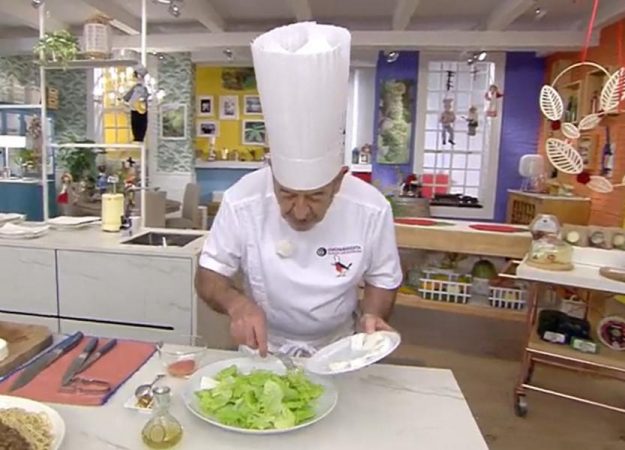 Elaboración de la ensalada de lechuga, queso y nueces