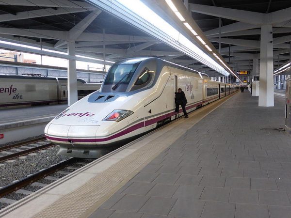 Tren AVE estacion de Valencia Espana Merca2.es