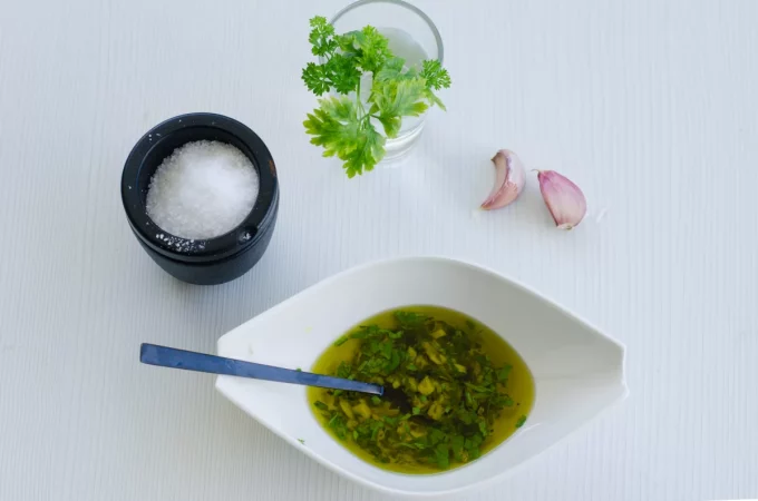 aceite-alinado-con-ajo-y-perejil-para-hacer-dorada-al-ajillo