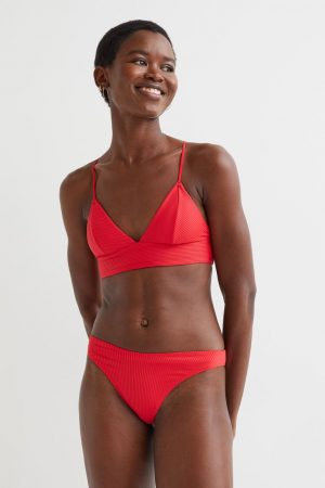 Estos son los bikinis que puedes comprar por menos de 10 euros en H&M 27 Merca2.es bikini-rojo-hym