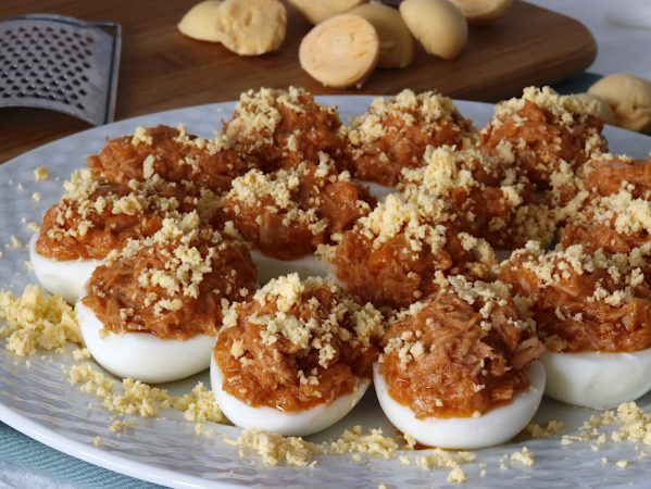 como hacer huevos rellenos de atun y tomate Merca2.es