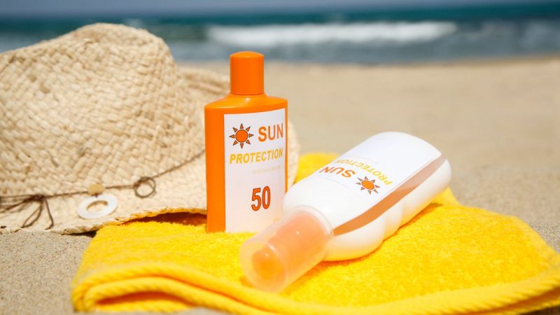 diferencias entre el bloqueador y protector solar portada Merca2.es