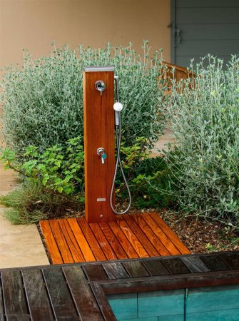 Decathlon tiene la solución para ahorrar en la factura de la luz 69 Merca2.es ducha-para-pies-california-de-tectona.