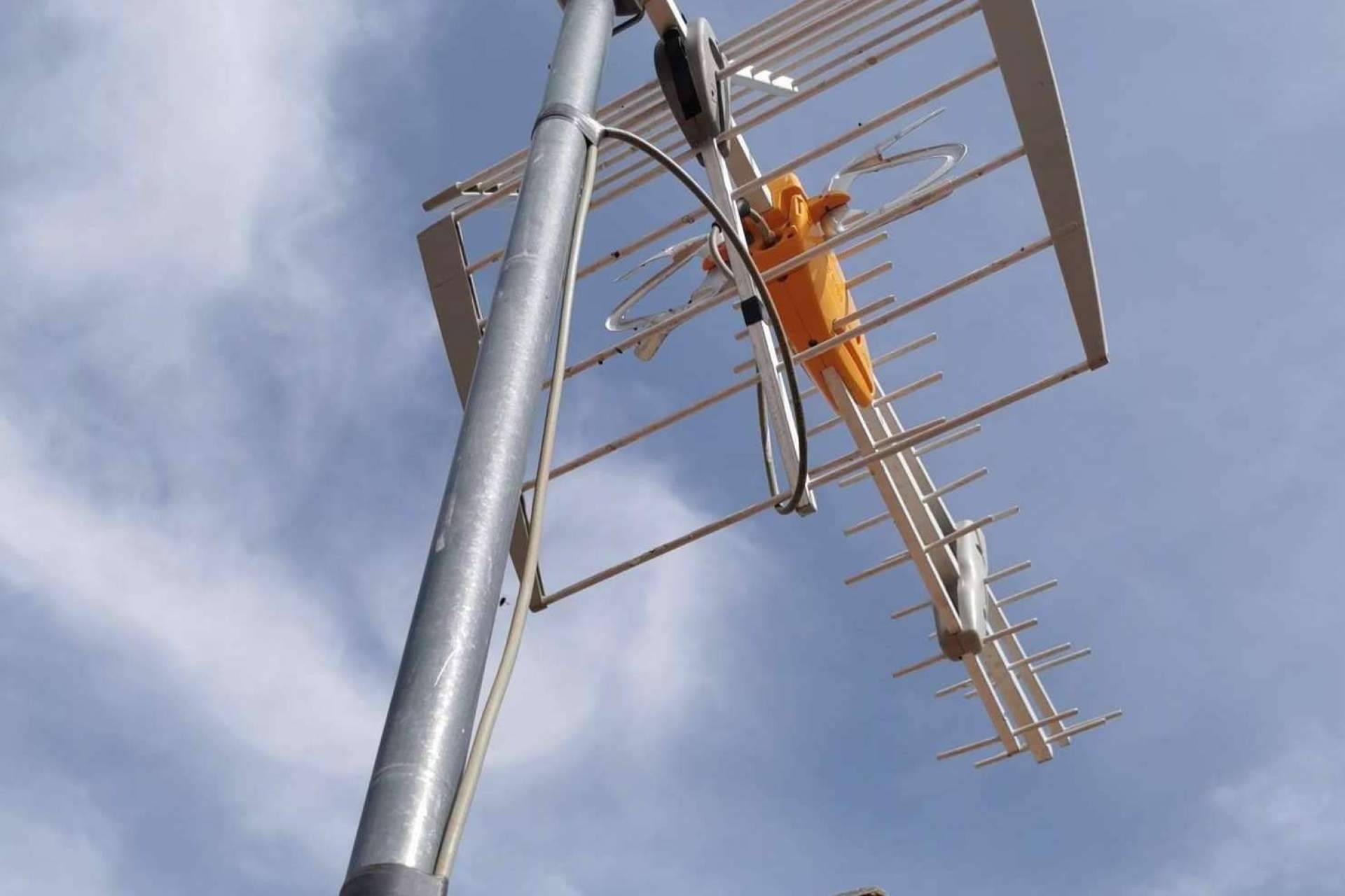 Arreglar antena con los servicios de Antenas, Tejados y Canalones