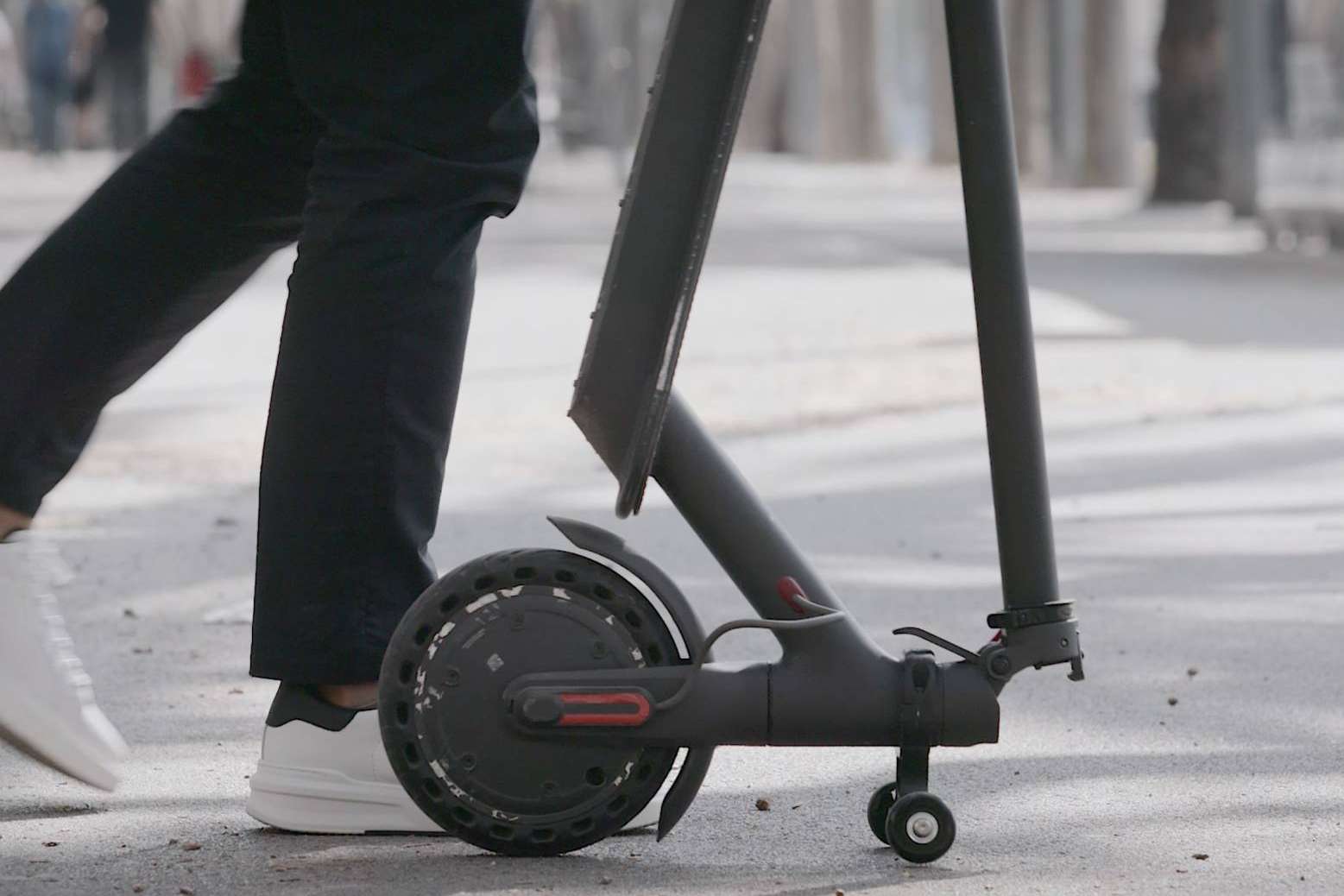 Techmotion Electronics y su nuevo soporte para patinetes eléctricos para guardar y mover en vertical este medio de transporte