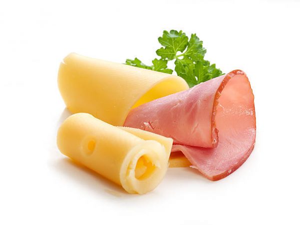 SEGUNDO PASO: CORTAR EL JAMÓN COCIDO Y EL QUESO ensalada