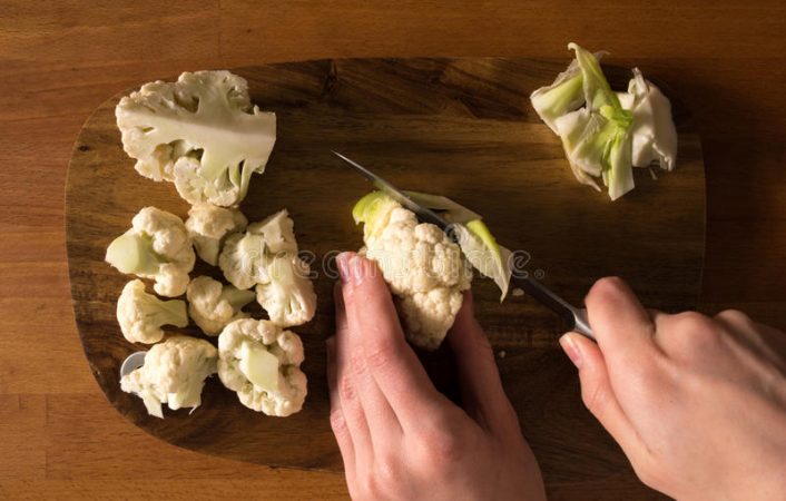 la mujer corto la coliflor en tabla de cortar en la tabla de cocina 72068990 Merca2.es
