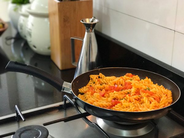 Sexto paso: mezclar los macarrones con la pasta de tomate