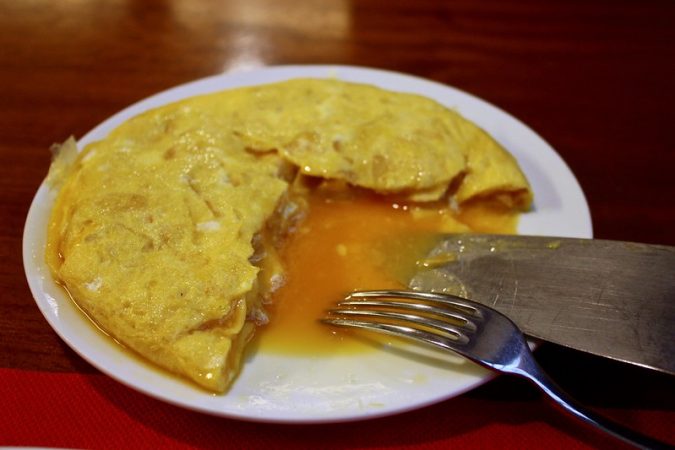 Así se hace la tortilla de patatas de Betanzos para que te quede genial 84 Merca2.es mesa habla tortilla betanzos 2 Merca2.es