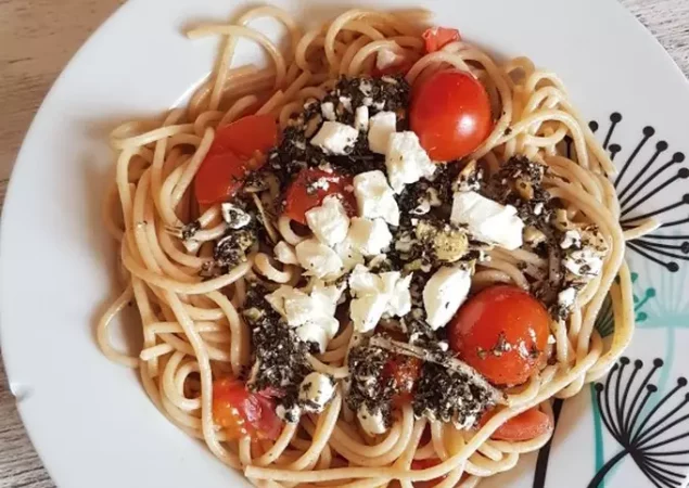 pasta con pesto tomates cherry y queso feta foto principal Merca2.es