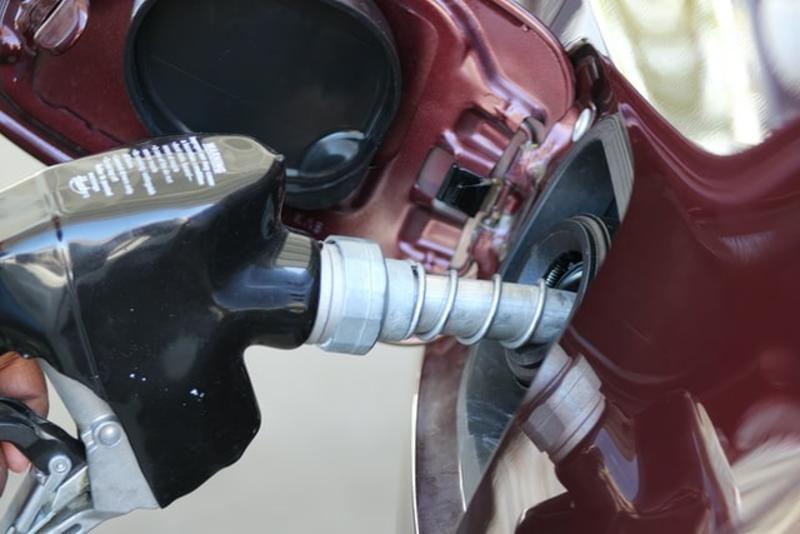 La cotización del gasóleo sube más que la del crudo y la gasolina ante el aumento de la demanda en invierno