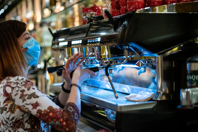 Los salarios reales en España caerán el doble que en la OCDE en 2022