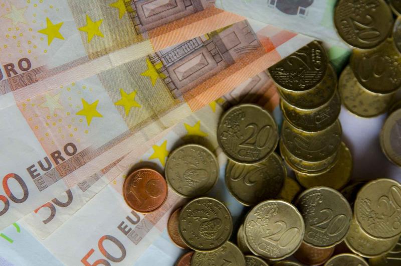 Casi el 70% de los españoles sigue utilizando efectivo para sus operaciones habituales Casi el 70% de los españoles sigue utilizando efectivo para sus operaciones habituales